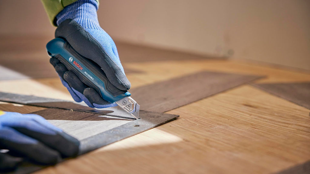 Bosch H11-14100-1 2-Piece Utility Knife Set | Folding and Snap-Off Knives with Robust Design, Integrated Blade Storage, and Belt Clip - Includes 4 Blades