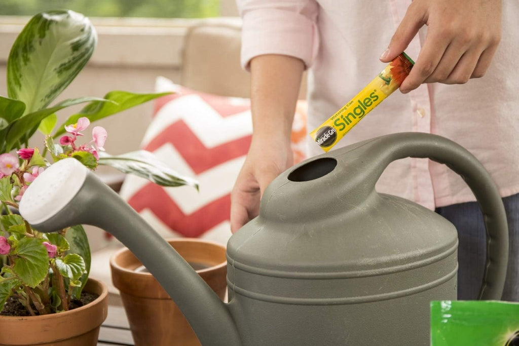 Miracle-Gro Watering Can Singles All Purpose Water Soluble Plant Food, For Flowers, Vegetables, Houseplants, Trees, Indoor and Outdoor Plants, 24 Packets