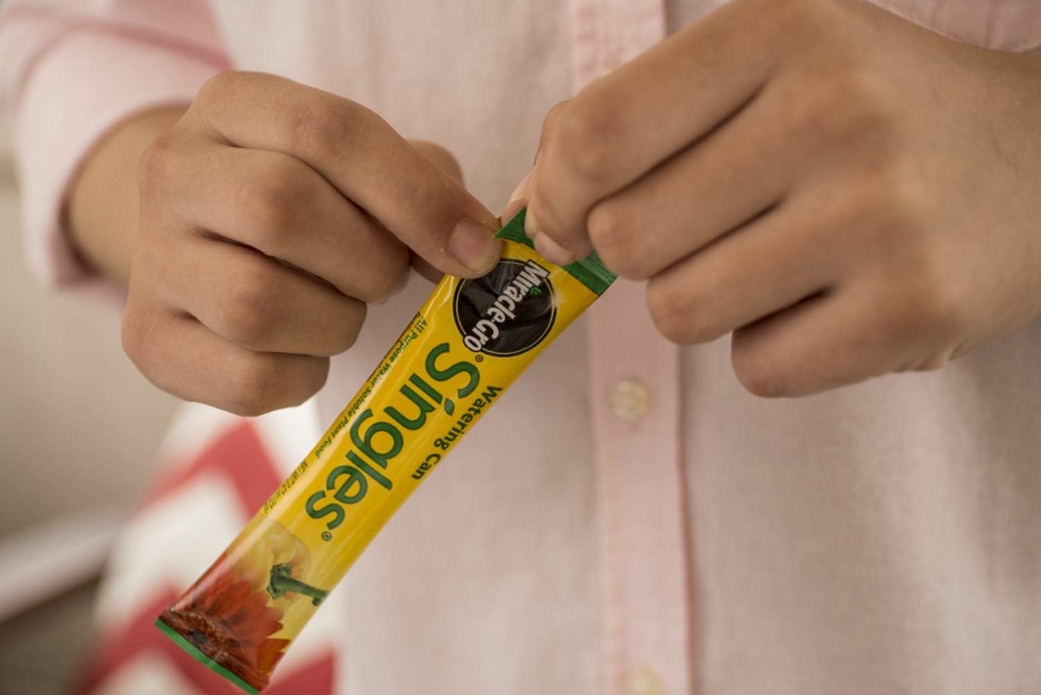 Miracle-Gro Watering Can Singles All Purpose Water Soluble Plant Food, For Flowers, Vegetables, Houseplants, Trees, Indoor and Outdoor Plants, 24 Packets