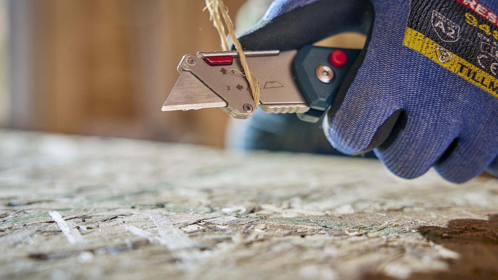 Bosch H11-14100-1 2-Piece Utility Knife Set | Folding and Snap-Off Knives with Robust Design, Integrated Blade Storage, and Belt Clip - Includes 4 Blades