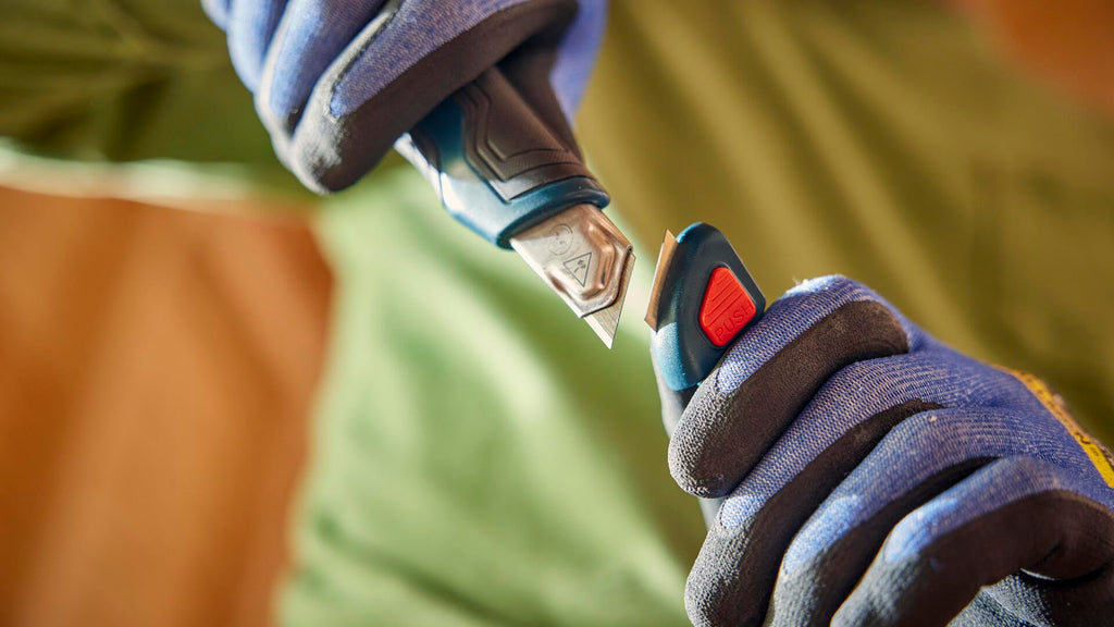 Bosch H11-14100-1 2-Piece Utility Knife Set | Folding and Snap-Off Knives with Robust Design, Integrated Blade Storage, and Belt Clip - Includes 4 Blades